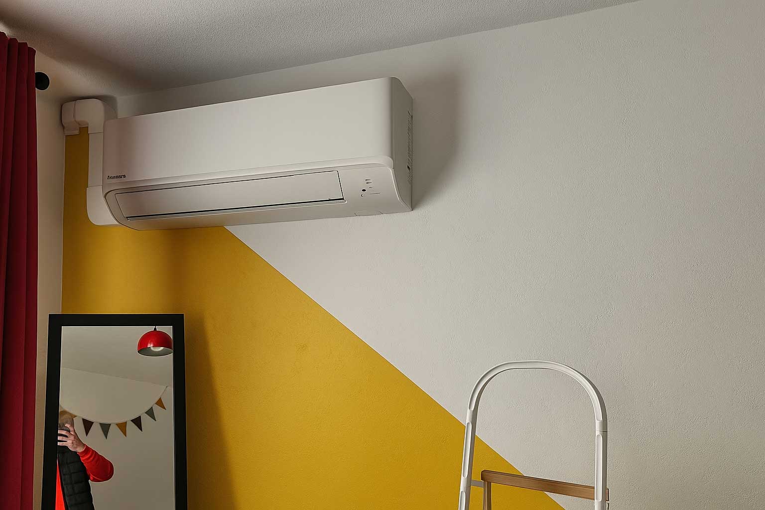 Pose de climatisation dans la chambre d'un appartement à Toulouse