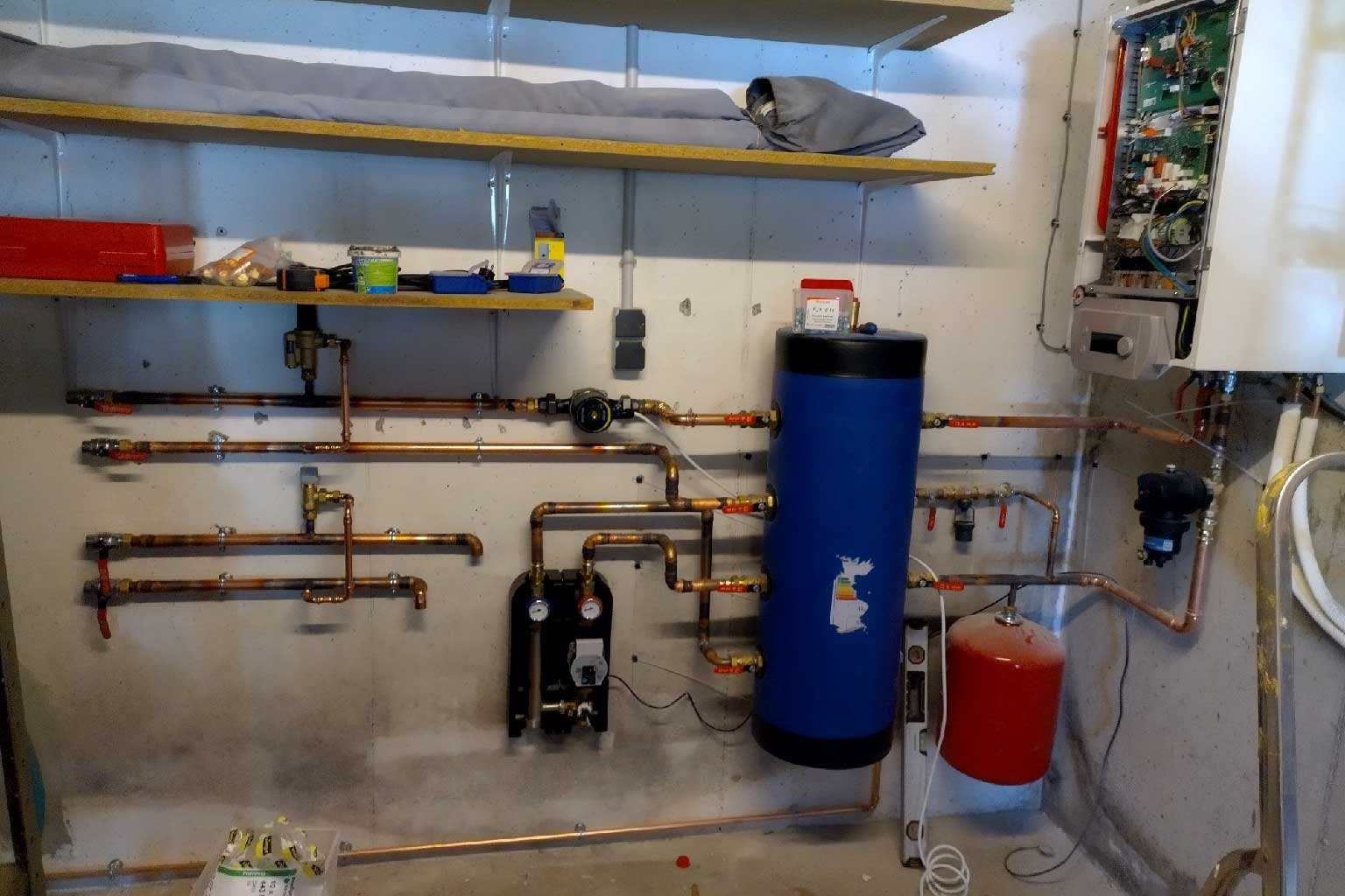 Installation d’une pompe à chaleur air/eau lors d’un chantier à Annecy